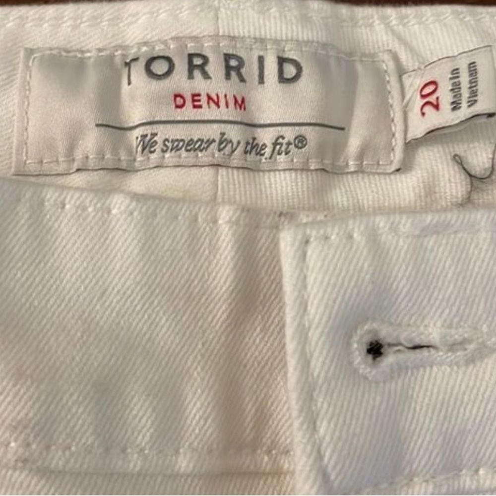 Torrid White Denim Shorts with Lace Detail 5 Pocket NWOT - Picture 4 of 6